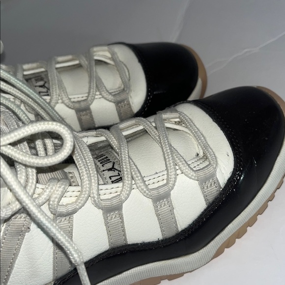 Air Jordan 11 Retro size 2 youth. - Picture 8 of 12